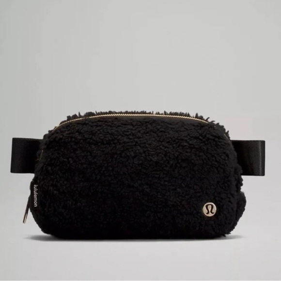 lululemon athletica Handbags - LULULEMON 🍋 Everywhere Belt Bag FLEECE SHERPA Black NWT Xmas Gift 2022